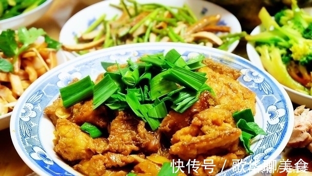 娘家|在娘家聚餐,弟媳妇做了一大桌子菜招待,样样都好吃,亲友全点赞