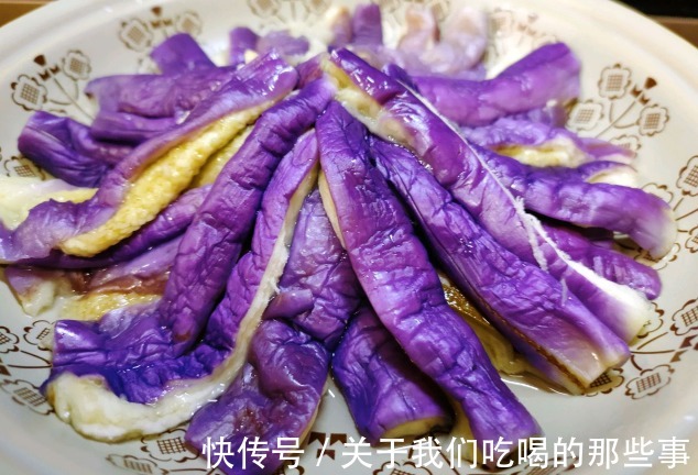 柠檬汁|做蒸茄子,切开后不要直接蒸,学会1招,茄子不变色,好看又好吃
