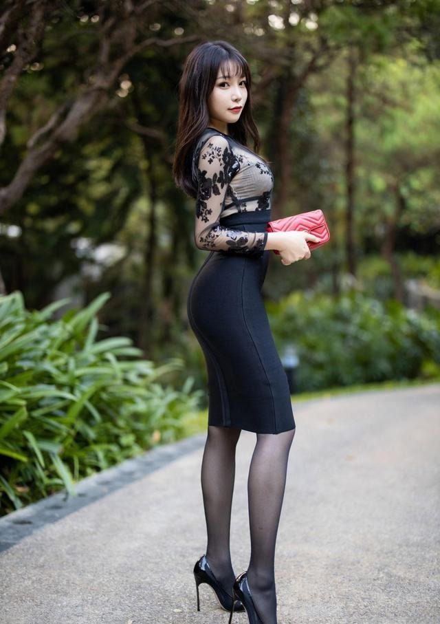 裙子 高腰修身半身裙搭配高跟鞋,娇嫩丰盈,温文尔雅