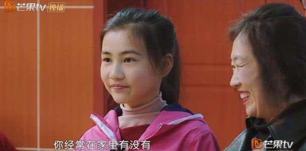 小姑娘|《变形计》农村女孩太成熟，满桌海鲜只吃面，会“讨好”城市爸妈