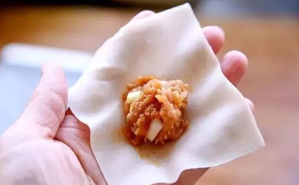 可口|包馄饨,调肉馅很重要,掌握“3个窍门”,鲜嫩可口,香而不腻