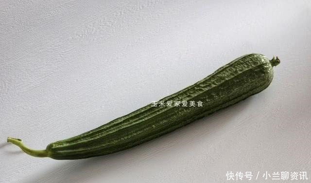 发苦|炒丝瓜时,记住不要直接下锅,教你一个小技巧,丝瓜不发黑不发苦