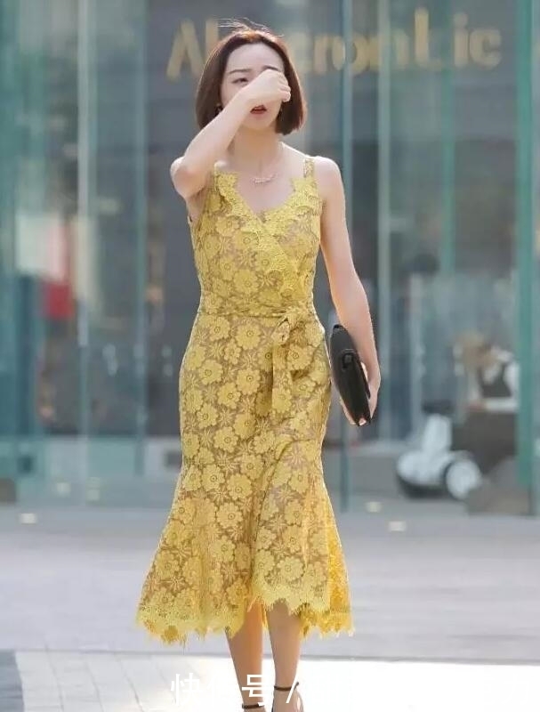 身材|杭州街拍:身材娇小的姑娘,身穿黑色短裤,身材好人也美!