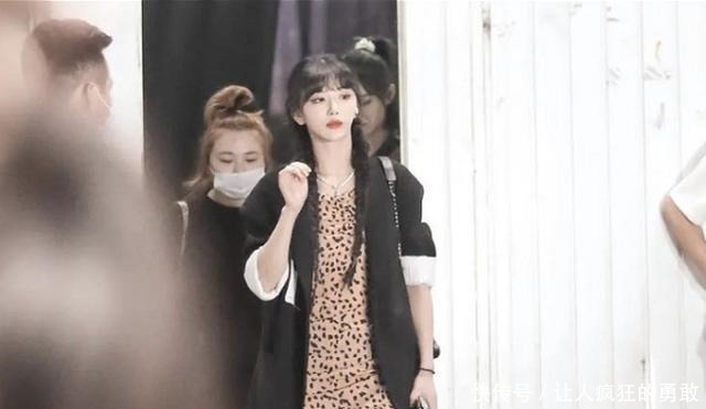 明星错位照肖战穿毛裤,何炅长出尾巴,看到周震南不解释下!