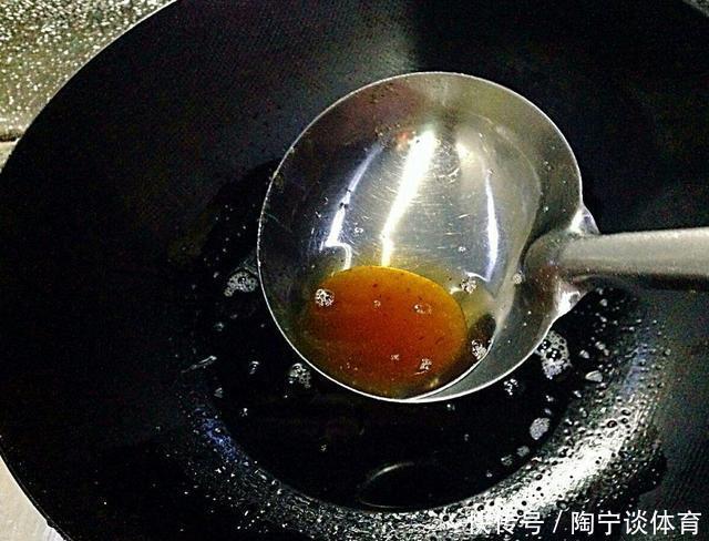 炒糖色时,别直接放白糖,记得多加这一步,又红又亮不粘锅