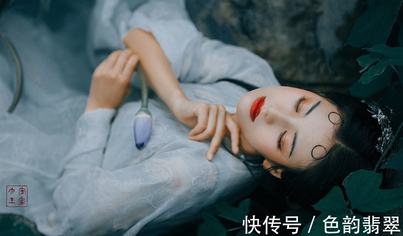 绛袍春浅护云暖&秋江渺渺芙蓉芳,秋江女儿将断肠,绛袍春浅护云暖,翠袖日暮迎风凉