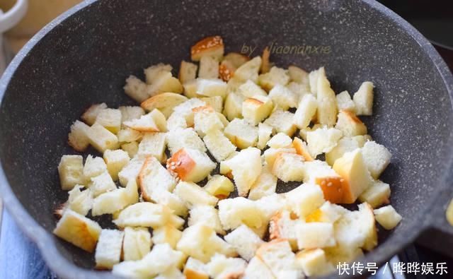 2个吐司面包3个生鸡蛋,做小孩最喜欢的早餐饼,比比萨简易多了