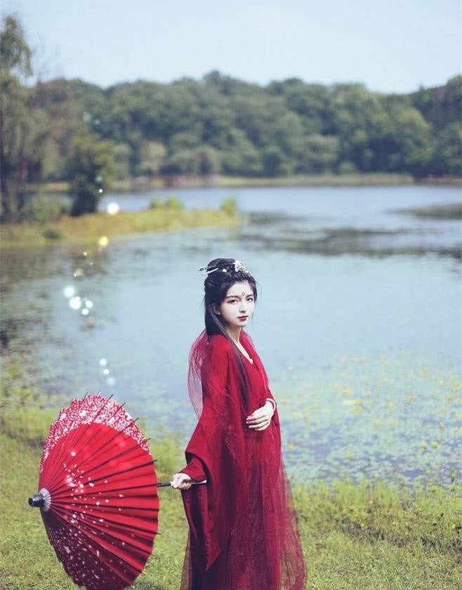杨贵妃生平唯一一首诗,写给美丽侍女,却被评:“妖甚!妖甚!”