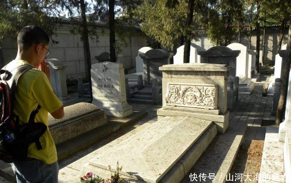 络绎不绝|实拍“林徽因”墓地:祭拜者络绎不绝,苍松翠柏间尽显绝代芳华