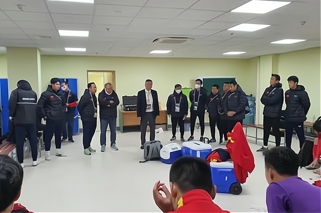 中国男足|翘着二郎腿会见越南足协主席!中国足协领导送礼物,赛前太高调