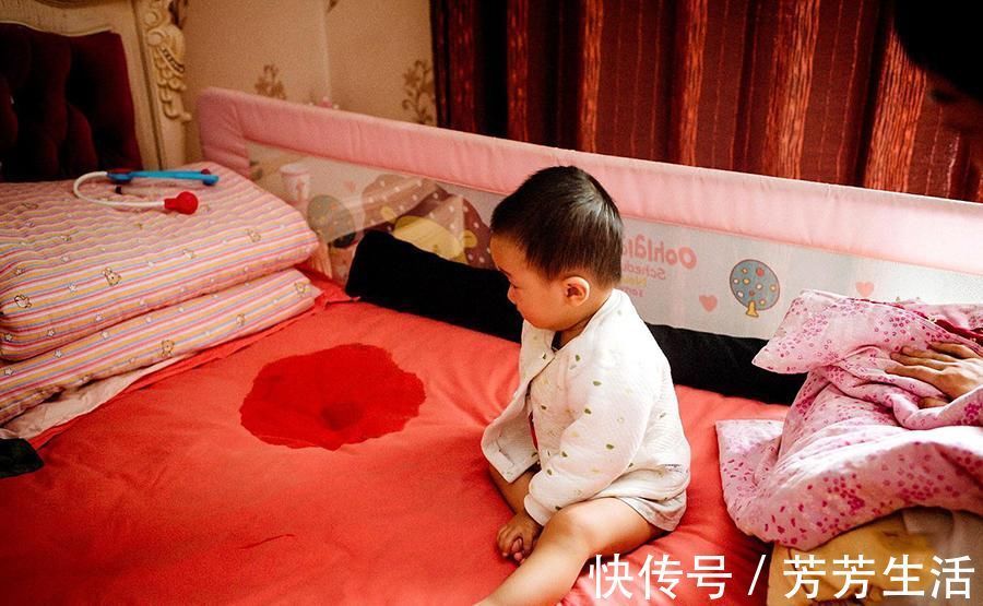 儿子|妈妈出门买菜,留自己的儿子独自在家,回家时被眼前的一幕吓到