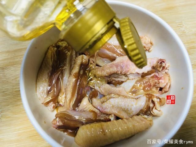 小孩|原来鸡翅可这样做,小孩吃起来更方便了,和土豆搭配做一道传统菜