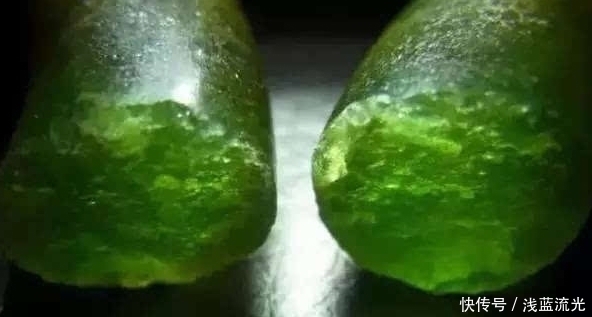 大妈为证翡翠是真的,在煤气灶上烧翡翠,没多久拿下来后悲催了