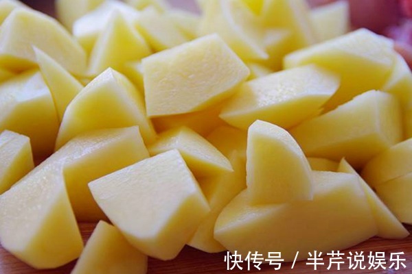 土豆别再炒土豆丝了，教你个新吃法，香脆可口，给大鱼大肉都不换