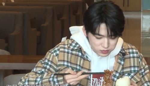 宋亚轩广电食堂吃自助餐，吃肉怕浪费，拿了两个大馒头：山东人最爱