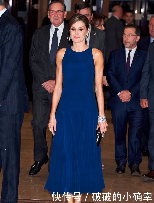 西班牙王后“单色”穿搭华贵又大气！黑色造型特别有范儿，真华贵