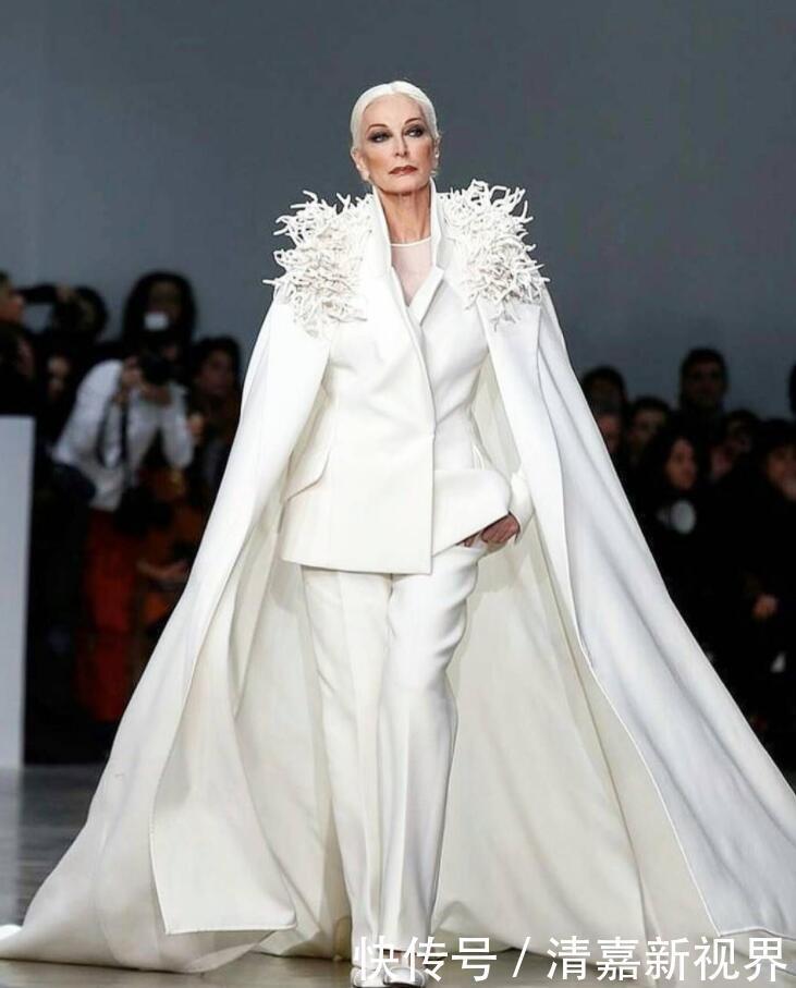 超模界|超模界的“时尚老妖精”,身材似妙龄少女,89岁还坐拥鲜肉小男友