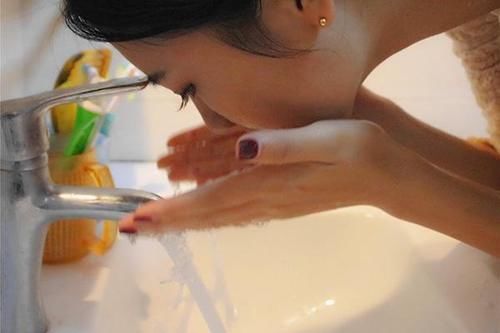 损伤皮肤的行为，很多女性都在做，你一个都没占，或许皮肤很健康