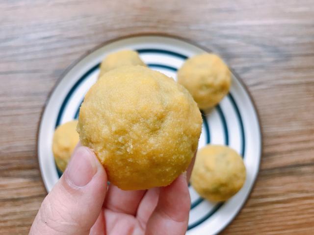 不用和面就能吃上菜团子,玉米面上滚一滚就下锅,皮薄馅多味道好