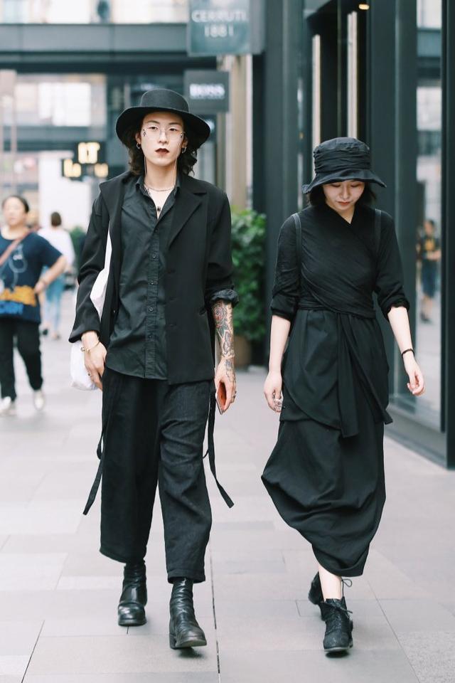 十足|街拍小姐姐一身牛仔加上灰色的内搭,柔美又清新,亲和力十足