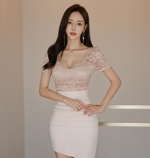 美人图鉴孙允珠：雪纺柔和樱粉绛唇印花包臀裙