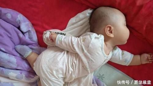 宝宝|“放飞自我式”睡姿火了,妈妈掀开宝宝被子后笑喷嫦娥奔月
