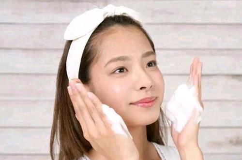 它被称为“驻颜水”，女人别舍不得喝，美白淡斑，脸色红润有光泽