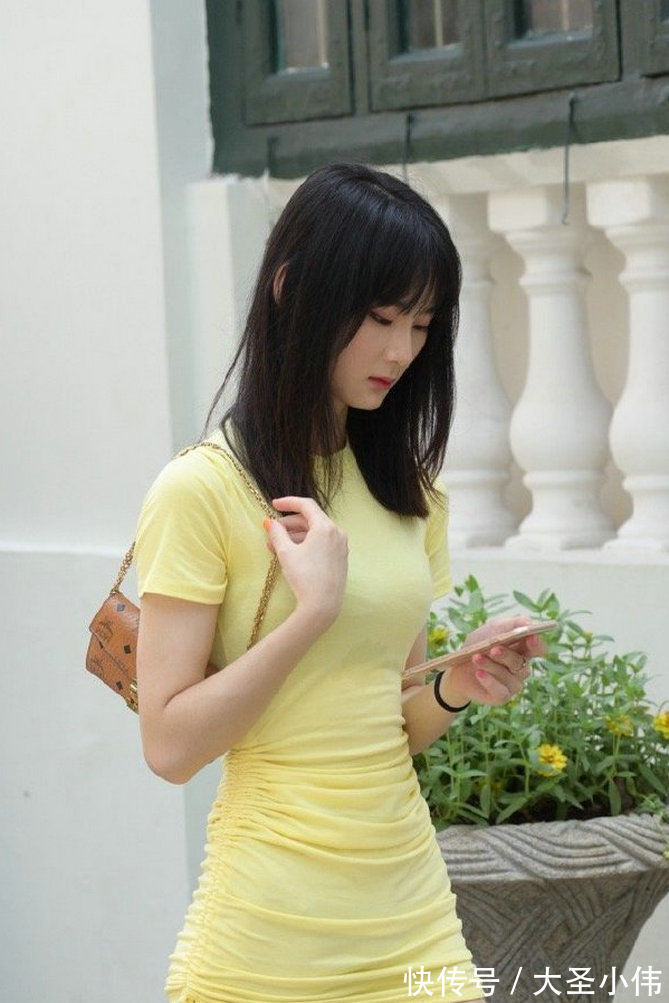 卡其色|美女街拍:卡其色的V领长袖T恤,这样打扮很休闲,但是秀出了高挑俏丽的身材