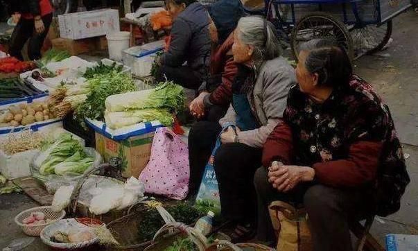 摆摊|现在买农村老人摆摊菜的人越来越少了,原因是什么?