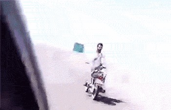 |搞笑GIF：妹纸的脸简直太魔性了，看的止不住笑