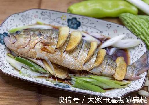 清蒸鱼|做清蒸鱼,放盐还是生抽都不放,教你正确做法,鱼肉鲜美滑嫩