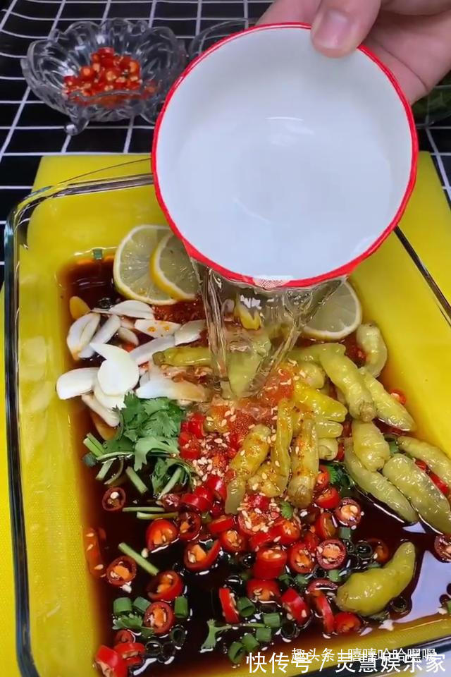 泡椒凤爪|味美自家做,泡椒柠檬凤爪酸辣爽口,清爽开胃,瞬间让人胃口大开