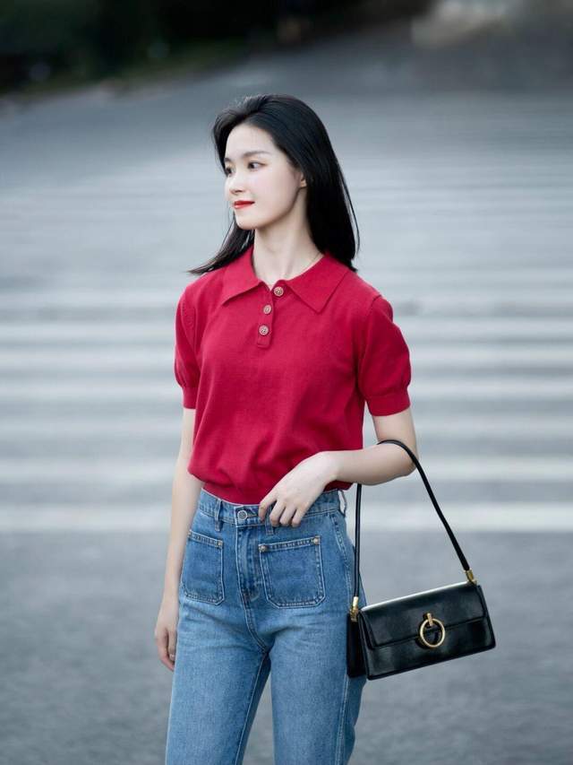 衬衫|秋天怎么穿才高级洋气,红色衬衫+牛仔裤,基础款搭配也漂亮大方