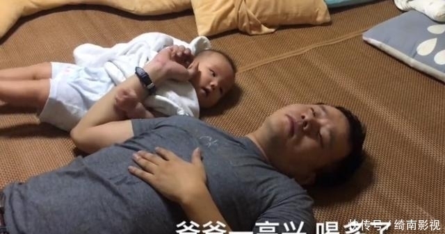 爸爸喝醉赖在宝宝边上唱歌,宝宝一忍再忍,最后终于爆发了