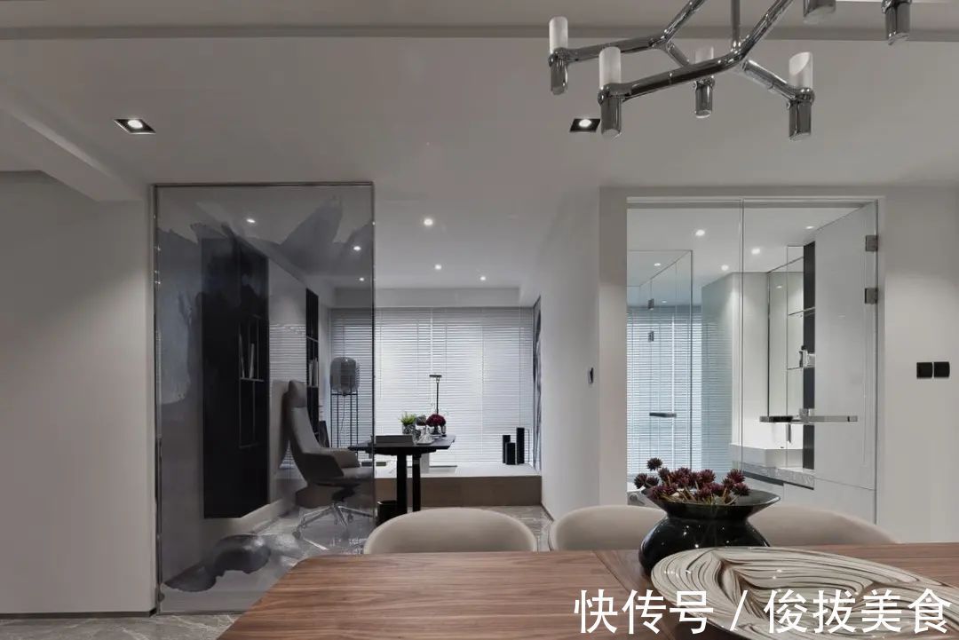 优雅|180㎡现代简约,卫生间用玻璃墙?设计太大胆!是否有点奔放?