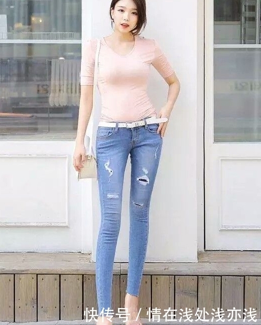 街拍牛仔裤小姐姐穿着时尚舒适，展现潮流气息