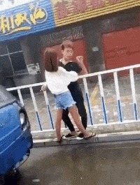 |搞笑GIF:今天视察老婆工作,我只能薅你的头发了