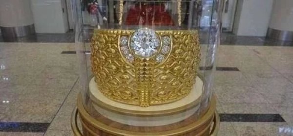 钻石|世界上最大的金戒指,泰巴之星重128斤镶满钻石!