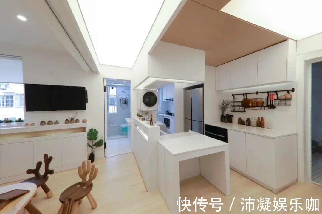 收纳|60㎡简约风小户型,客厅藏张床打开秒变3居室,太机智了!