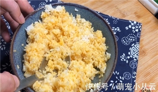 炒黄金鸡蛋炒饭时,先放蛋还是饭,很多人做错,大厨教你正确做法
