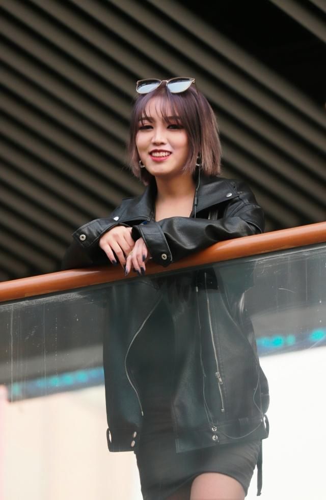 街拍穿蓝色薄纱裙的性感靓丽女孩,显得妩媚又动人