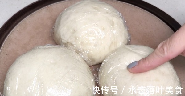 塑料袋|保存馒头别再放冰箱冷藏了，教你正确方法，放30天不干不硬很新鲜！