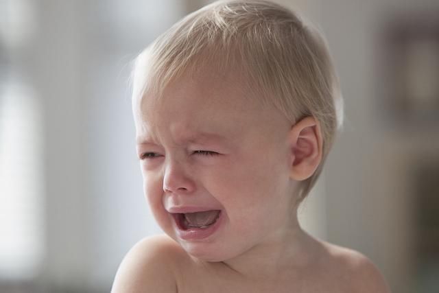 睡眠环境|投降式睡姿虽然可爱 但对宝宝影响不好 宝宝正确睡姿应该是怎