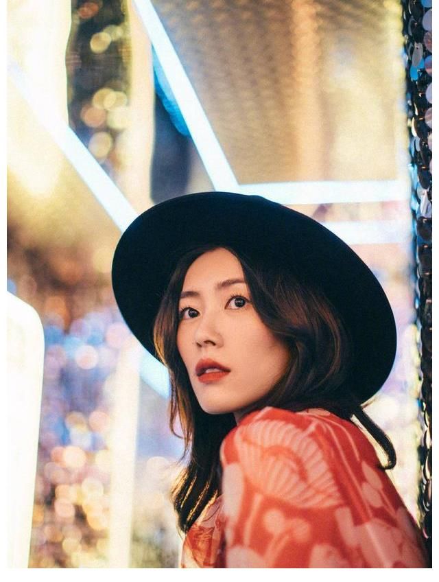 明艳动人|刘雯身穿红色印花裙明艳动人 戴宽檐帽复古迷人