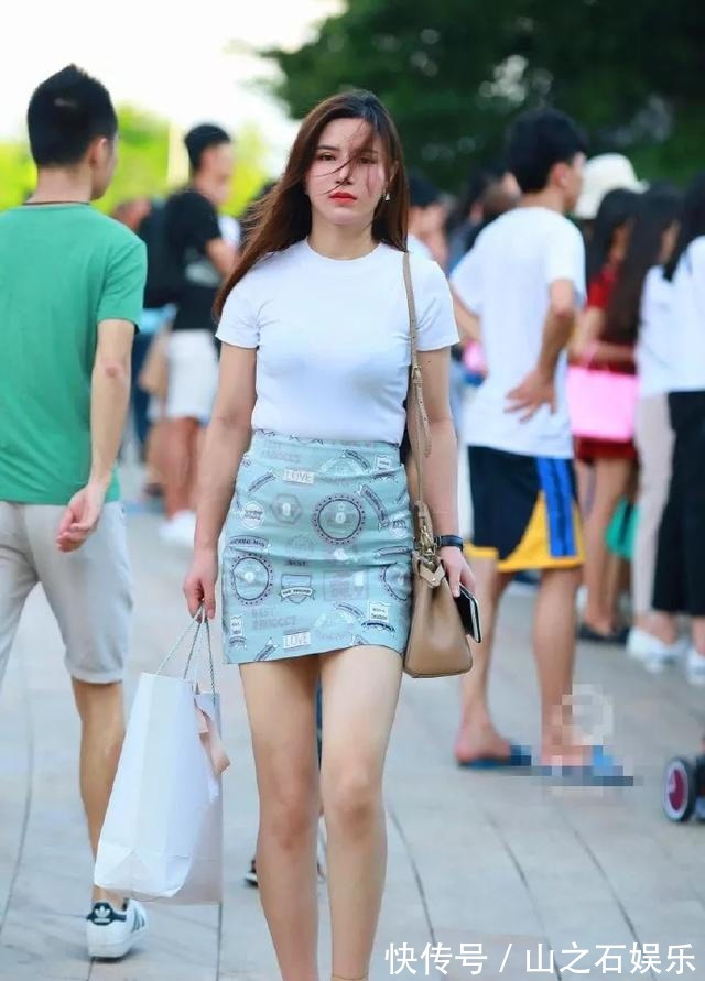 高跟 美女穿上一双一字带的裸色高跟凉鞋,在行走的时候散发出无限魅力