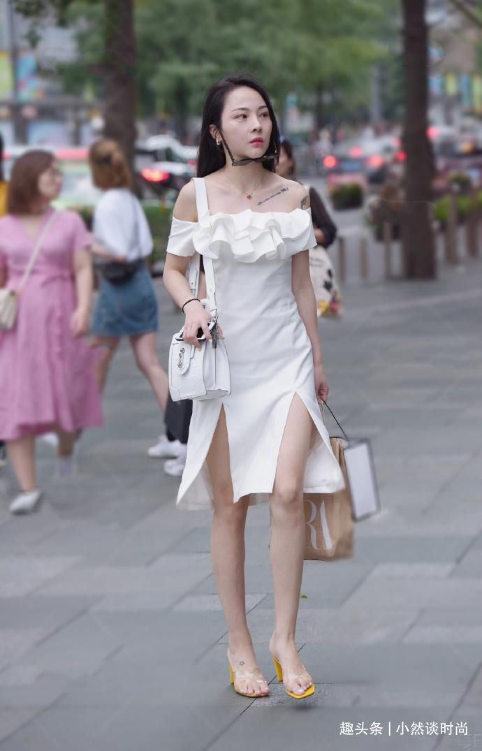 我估计在坐的大部分男士，对这样的微胖美女毫无抵抗力吧，包括我