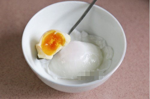 荷包蛋|水煮荷包蛋,千万不要水开下锅,多加这几步,鸡蛋圆嫩完整不出沫