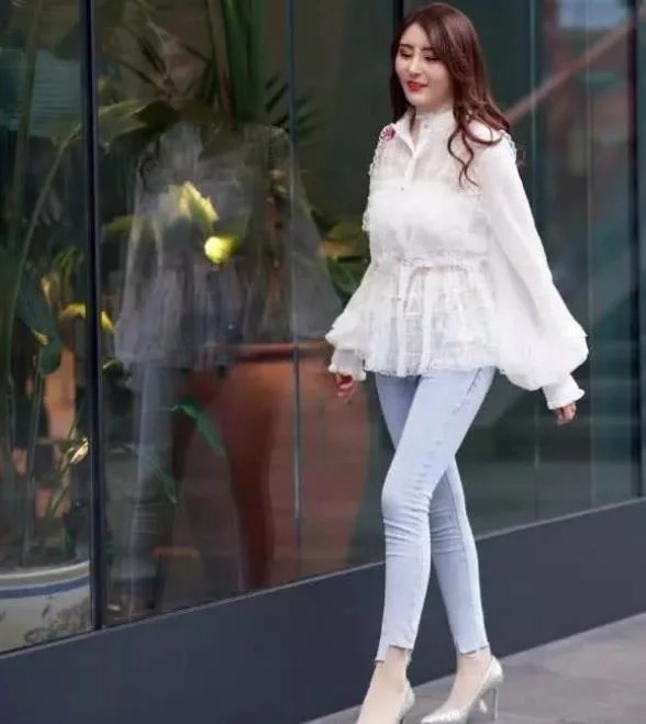 街拍:时尚大方的美女,白衬衫搭配简洁短裙,简约干练优雅美丽