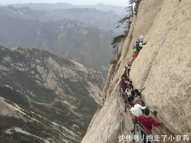 中年|在华山旅游，不要随便体验长空栈道，游客：不听劝的大多后悔了！