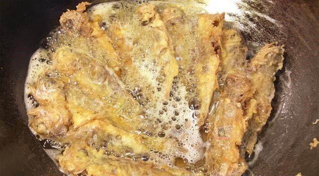 炸小黄花鱼想要金黄酥脆,试试老阿姨的这种做法,简单实用